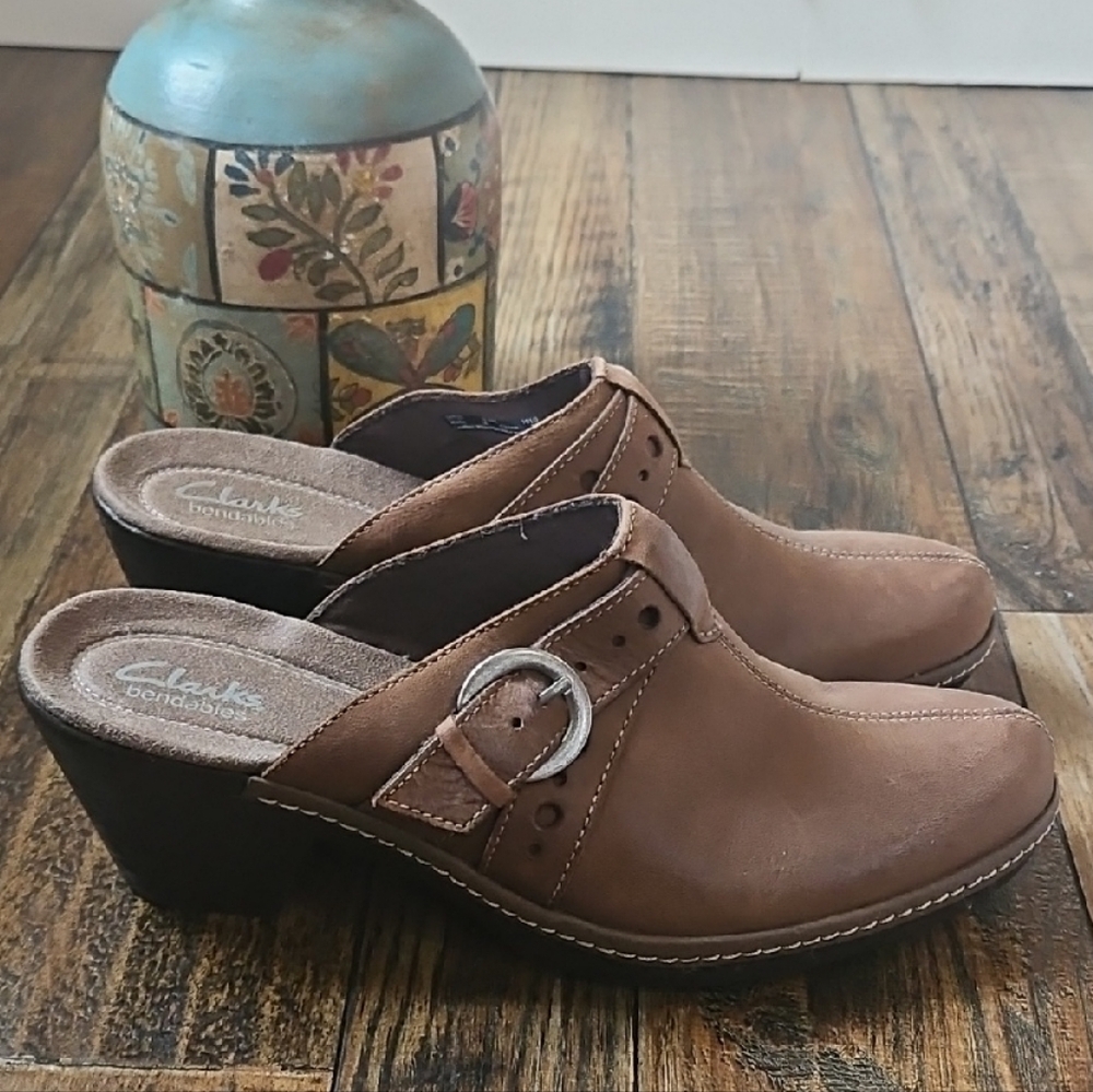 NWOT Clarks‎ Women's Tan Leather Mules with Buckle